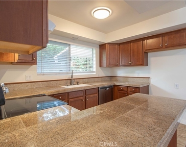 329 Orizaba Avenue - Photo Thumbnail 12