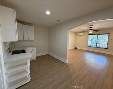 9384 Fontana Ave - Photo Thumbnail 4