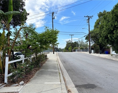 130 E Sycamore - Photo Thumbnail 2