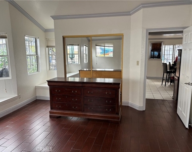 130 E Sycamore - Photo Thumbnail 10