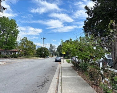 130 E Sycamore - Photo Thumbnail 1