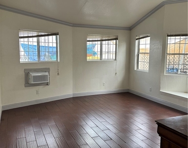130 E Sycamore - Photo Thumbnail 9