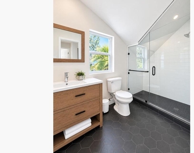 427 Locust St - Photo Thumbnail 2