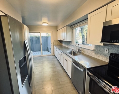 4443 Saugus Avenue - Photo Thumbnail 6