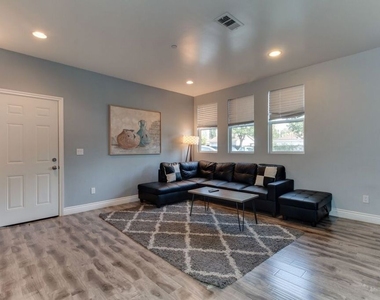 16001 Wyandotte Street - Photo Thumbnail 9