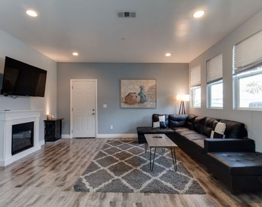 16001 Wyandotte Street - Photo Thumbnail 8