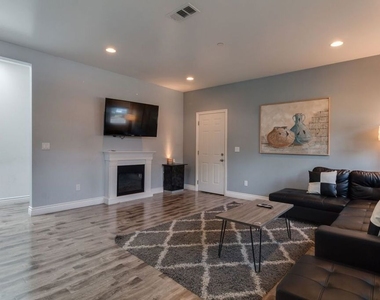16001 Wyandotte Street - Photo Thumbnail 11