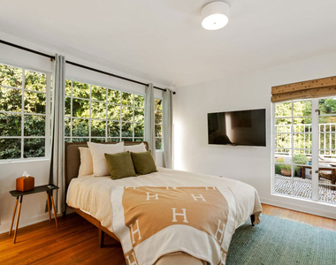 8467 Willoughby Avenue - Photo Thumbnail 17