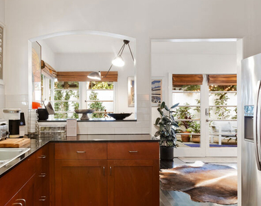8467 Willoughby Avenue - Photo Thumbnail 12