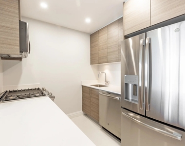 235 West 48th Street - Photo Thumbnail 5
