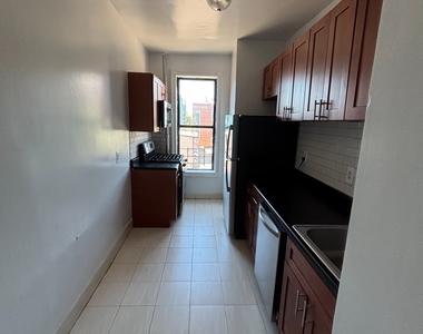 West 165th Street - Photo Thumbnail 3