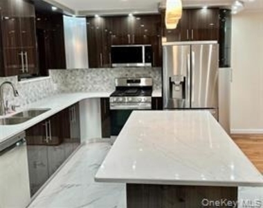 9911 Ascan Avenue - Photo Thumbnail 3