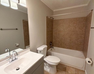 202 Buckingham Lane - Photo Thumbnail 5