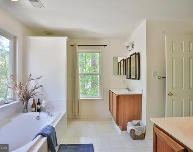 15979 Cove Lane - Photo Thumbnail 9
