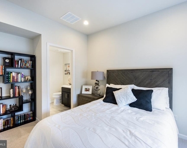22503 Naugatuck Square - Photo Thumbnail 8
