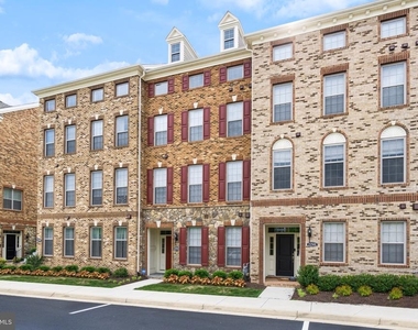 22503 Naugatuck Square - Photo Thumbnail 2