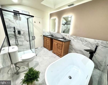 165 Sayre Drive - Photo Thumbnail 12