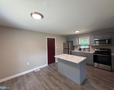 326 Sumach Street - Photo Thumbnail 3