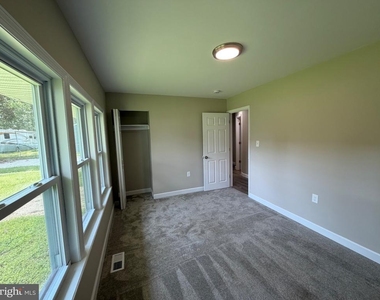 326 Sumach Street - Photo Thumbnail 7