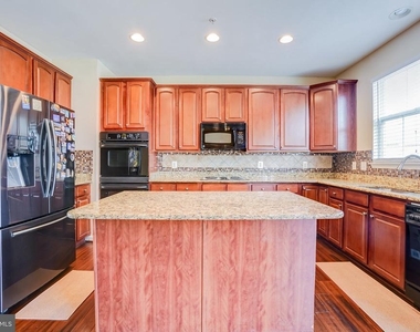 5408 Hartfield Avenue - Photo Thumbnail 10