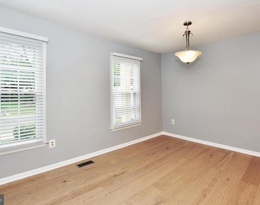 10121 Crestberry Place - Photo Thumbnail 9