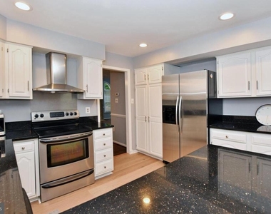 10121 Crestberry Place - Photo Thumbnail 11