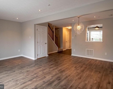 5620 Queen Anne Court - Photo Thumbnail 4