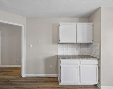615 S Moore Street - Photo Thumbnail 9