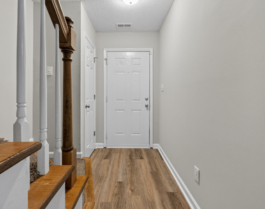 615 S Moore Street - Photo Thumbnail 3