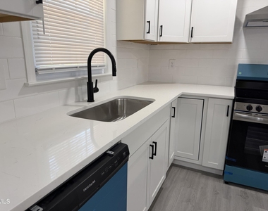 108 N Glendale Drive - Photo Thumbnail 7