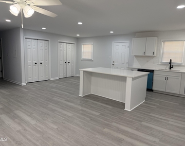 108 N Glendale Drive - Photo Thumbnail 2