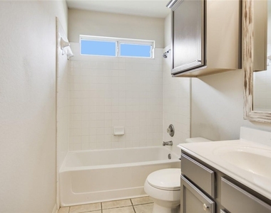 305 Dana Dr - Photo Thumbnail 8