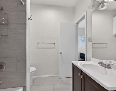 806 W 24th St - Photo Thumbnail 13