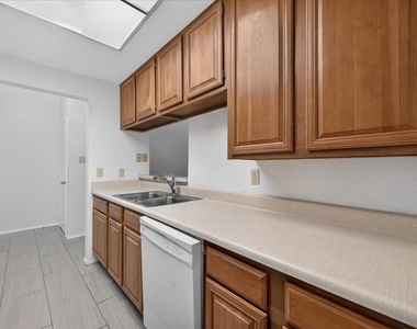 806 W 24th St - Photo Thumbnail 10