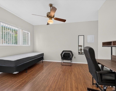 806 W 24th St - Photo Thumbnail 15