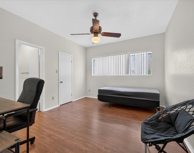 806 W 24th St - Photo Thumbnail 16