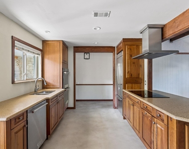1105 N Riviera Cir - Photo Thumbnail 3