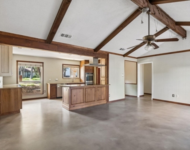 1105 N Riviera Cir - Photo Thumbnail 12