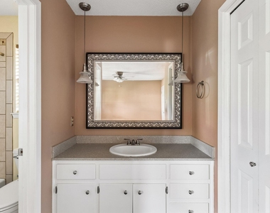 1105 N Riviera Cir - Photo Thumbnail 14