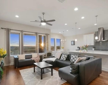 344 Pisa Ln - Photo Thumbnail 9