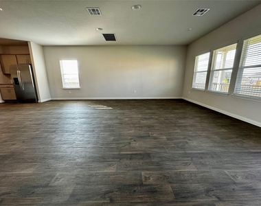 115 Bethpage Dr - Photo Thumbnail 6