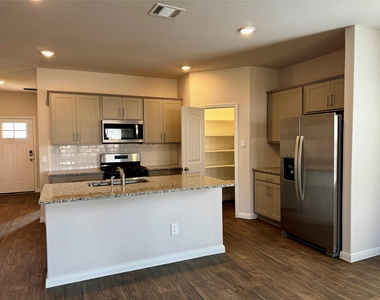 115 Bethpage Dr - Photo Thumbnail 5