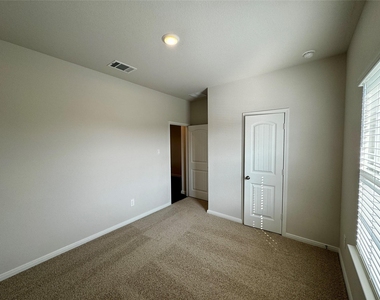 115 Bethpage Dr - Photo Thumbnail 8