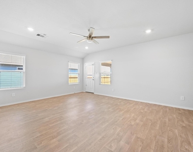 1806 Windsor Blvd - Photo Thumbnail 11