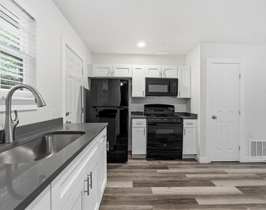 1911 Hearthside Dr - Photo Thumbnail 5