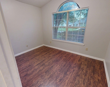 1120 Andrea Way - Photo Thumbnail 6