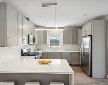 4824 S Champlain Avenue - Photo Thumbnail 5