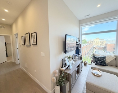 3757 N Sheffield Avenue - Photo Thumbnail 10