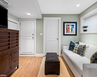 3034 N Greenview Avenue - Photo Thumbnail 13