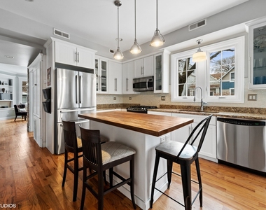 3034 N Greenview Avenue - Photo Thumbnail 5